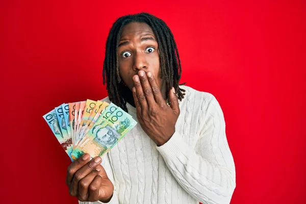 Afro Amerikaanse Man Met Vlechten Met Australische Dollars Die Mond — Stockfoto
