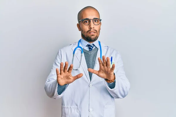 Homem Adulto Hispânico Vestindo Uniforme Médico Estetoscópio Com Medo Aterrorizado — Fotografia de Stock