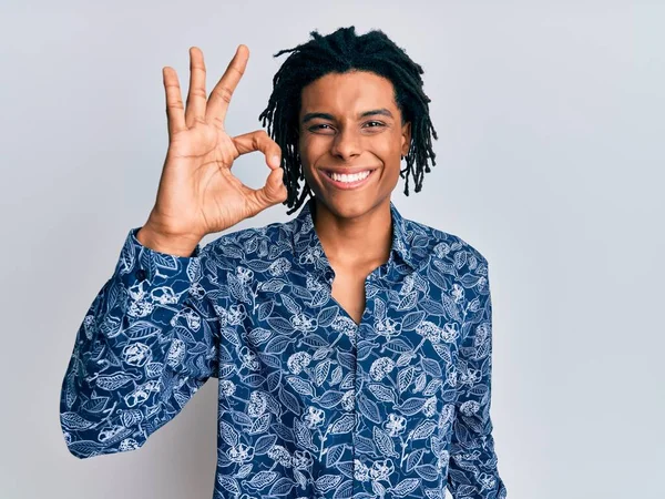 Jovem Afro Americano Vestindo Camisa Estilo Dos Anos Sorrindo Positivo — Fotografia de Stock