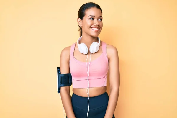 Young Beautiful Latin Girl Wearing Gym Clothes Using Headphones Looking — ストック写真