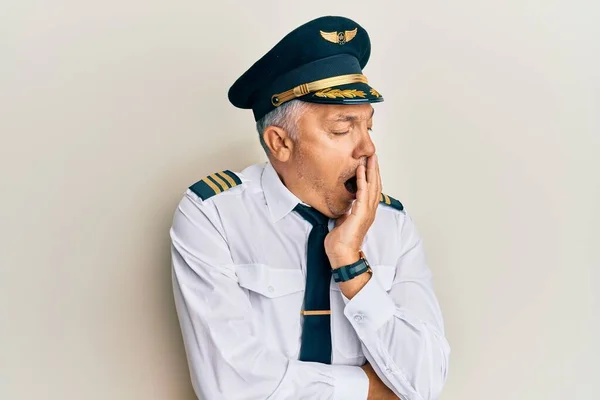 Schöner Mann Mittleren Alters Flugzeugpilotenuniform Gelangweilt Gähnend Müden Mund Mit — Stockfoto