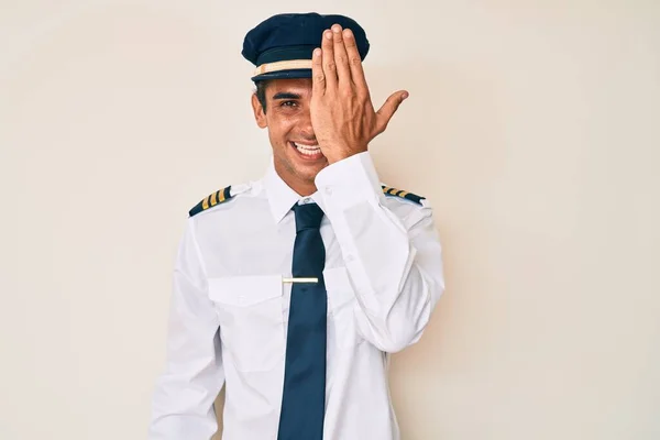 Junger Hispanischer Mann Flugzeugpilotenuniform Der Ein Auge Mit Der Hand — Stockfoto