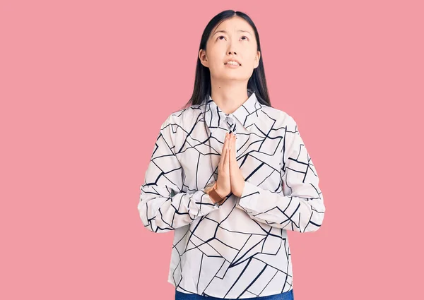 Genç Güzel Çinli Bir Kadın Gündelik Tişörtler Giyip Elleri Bağlı — Stok fotoğraf