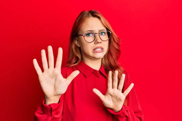 Ung Vacker Rödhårig Kvinna Bär Casual Kläder Och Glasögon Över — Stockfoto