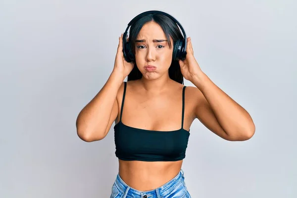 Joven Chica Hispana Hermosa Escuchando Música Usando Auriculares Hinchando Mejillas — Foto de Stock
