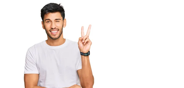 Ein Junger Gutaussehender Mann Legerem Weißen Shirt Lächelt Mit Glücklichem — Stockfoto
