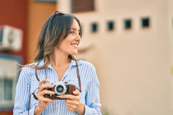 若いですヒスパニック系観光客女性笑顔幸せな使用ヴィンテージカメラによって街 — ストック写真