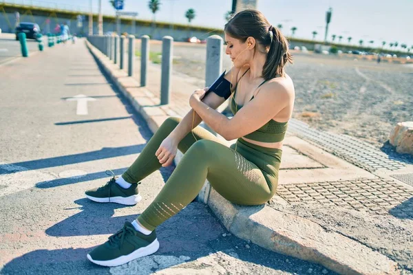 Jovem Esportista Loira Vestindo Roupas Esportivas Descansando Sentado Chão Cidade — Fotografia de Stock