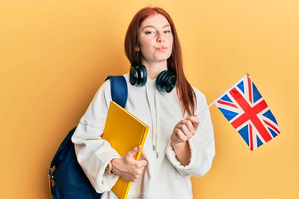 Joven Cabeza Roja Chica Intercambio Estudiante Sosteniendo Bandera Del Reino —  Fotos de Stock