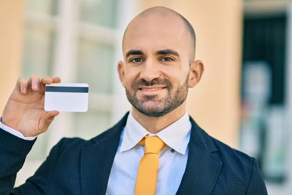 Genç Latin Asıllı Kel Işadamı Şehirde Kredi Kartı Tutarken Mutlu — Stok fotoğraf