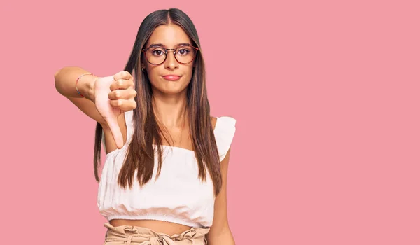 Mujer Hispana Joven Vestida Con Ropa Casual Gafas Que Ven — Foto de Stock