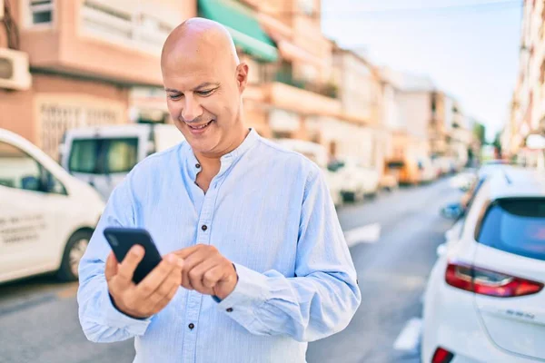 Středního Věku Plešatý Muž Usměvavý Šťastný Pomocí Smartphone Městě — Stock fotografie