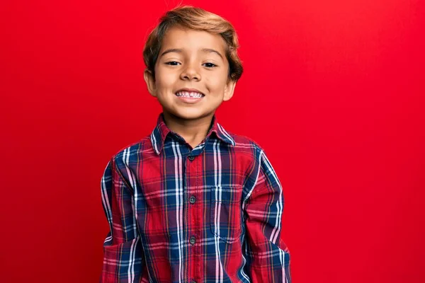 Adorable Niño Latino Usando Ropa Casual Con Una Sonrisa Alegre — Foto de Stock