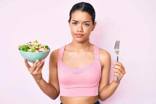 Junge Schöne Lateinische Mädchen Sportkleidung Mit Salat Skeptisch Und Nervös — Stockfoto