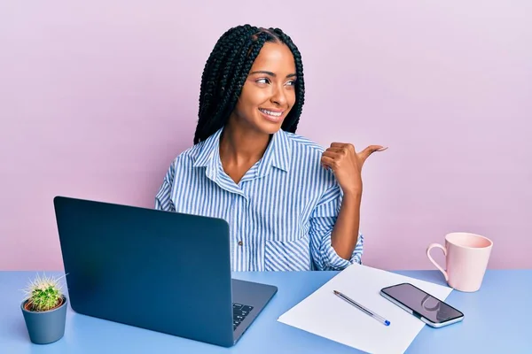 Hermosa Mujer Hispana Trabajando Oficina Con Portátil Apuntando Pulgar Hacia —  Fotos de Stock