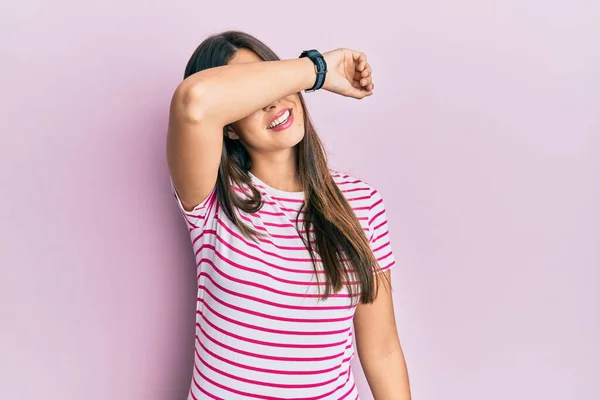 Mujer Morena Joven Con Ropa Casual Sobre Fondo Rosa Cubriendo —  Fotos de Stock