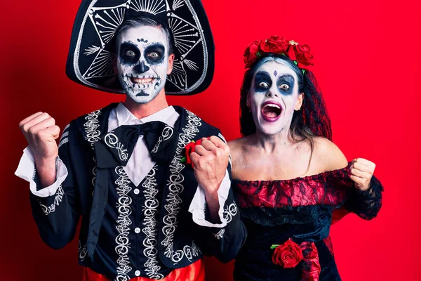 Young Couple Wearing Mexican Day Dead Costume Red Celebrating Surprised — Stock Photo, Image