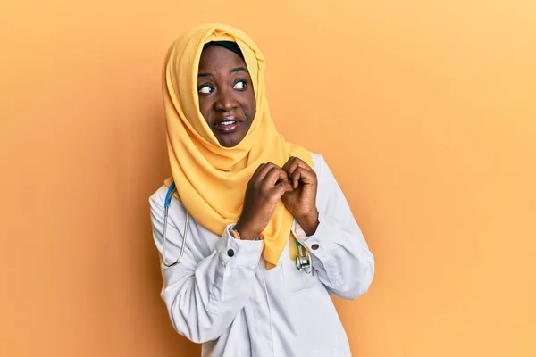Vacker Svart Kvinna Bär Läkare Uniform Och Hijab Leende Dra — Stockfoto