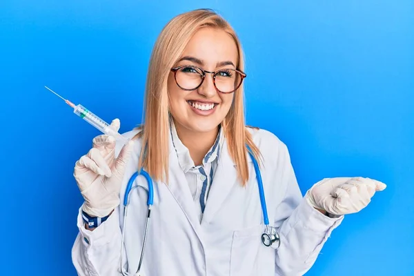 Beautiful Caucasian Woman Wearing Doctor Stethoscope Holding Syringe Screaming Proud — Stock fotografie