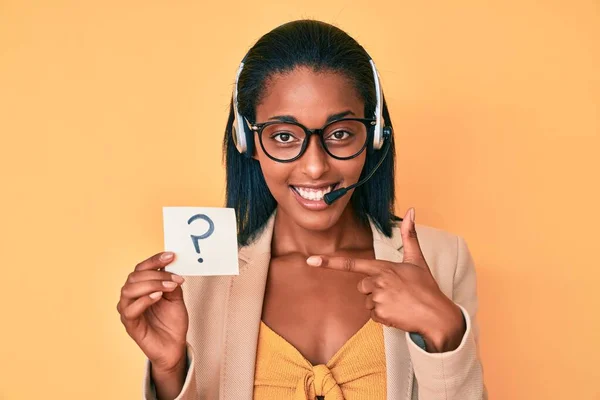 Jong Afrikaans Amerikaans Vrouw Dragen Operator Headset Houden Vraagteken Glimlachen — Stockfoto