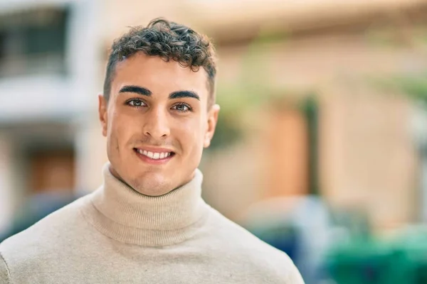 Joven Hispano Sonriendo Feliz Pie Ciudad — Foto de Stock