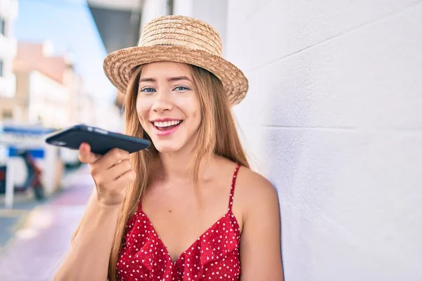 Νεαρή Καυκάσια Τουρίστρια Χαμογελά Ευτυχισμένη Στέλνοντας Ηχητικό Μήνυμα Χρησιμοποιώντας Smartphone — Φωτογραφία Αρχείου
