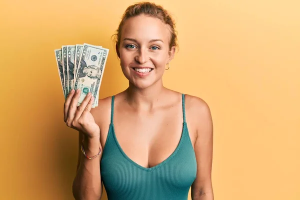 Vacker Kaukasiska Kvinna Håller Dollar Ser Positiv Och Glad Stående — Stockfoto