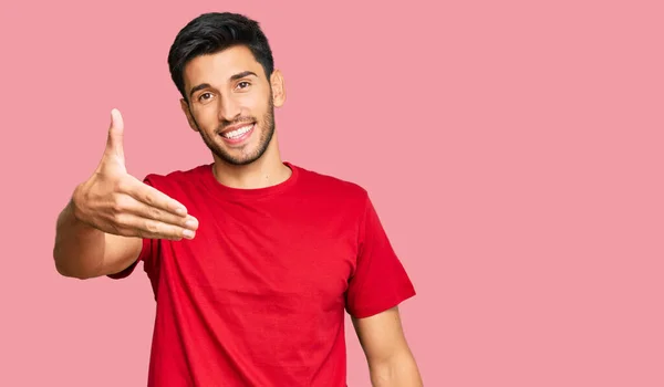 Jonge Knappe Man Draagt Casual Rood Tshirt Glimlachend Vriendelijk Aanbieden — Stockfoto