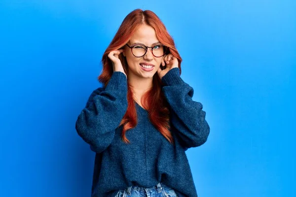 Joven Hermosa Pelirroja Vistiendo Suéter Casual Gafas Sobre Fondo Azul — Foto de Stock