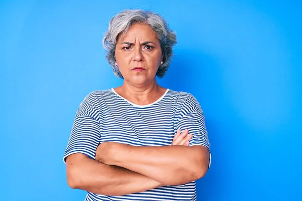 Mulher Cabelos Grisalhos Hispânicos Sênior Vestindo Roupas Casuais Céticas Nervosas — Fotografia de Stock