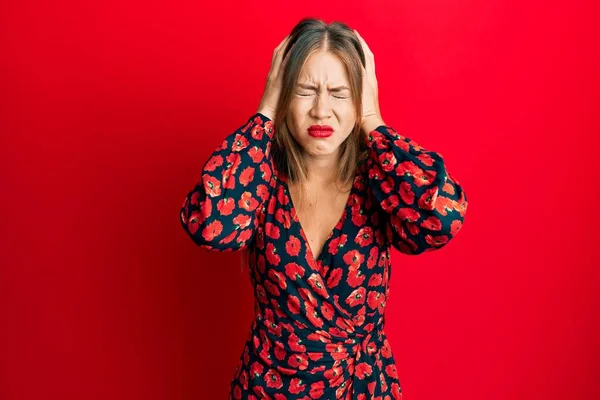 Linda Jovem Loira Vestindo Vestido Elegante Sofrendo Dor Cabeça Desesperada — Fotografia de Stock