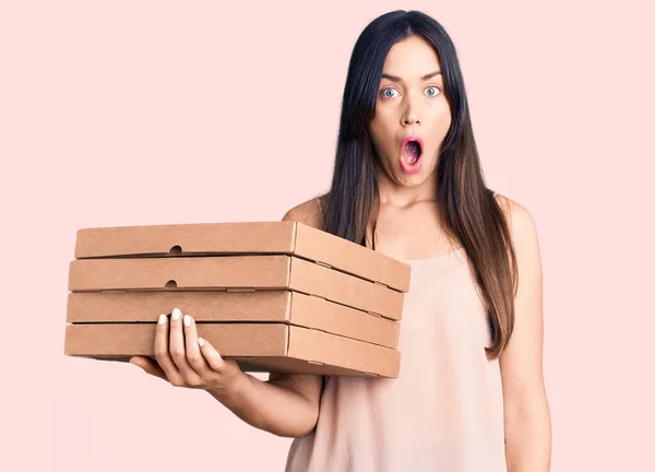 Jovem Bela Mulher Caucasiana Segurando Entrega Caixa Pizza Assustada Espantada — Fotografia de Stock