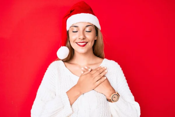 Junge Brünette Frau Mit Weihnachtsmütze Lächelnd Mit Den Händen Auf — Stockfoto