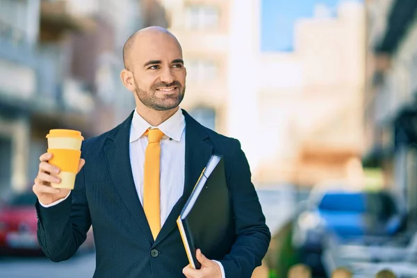 Νεαρός Ισπανός Φαλακρός Επιχειρηματίας Που Κρατάει Ντοσιέ Πίνοντας Καφέ Στην — Φωτογραφία Αρχείου