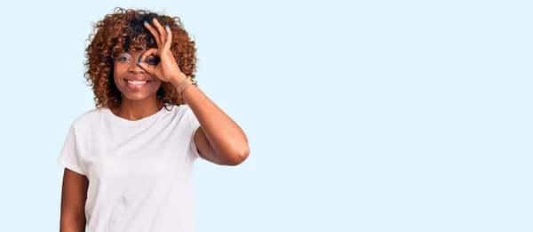 Jong Afrikaans Amerikaans Vrouw Dragen Casual Wit Tshirt Doet Gebaar — Stockfoto