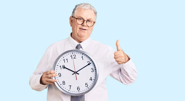 Senior Grauhaarige Mann Trägt Business Kleidung Und Hält Uhr Lächelnd — Stockfoto