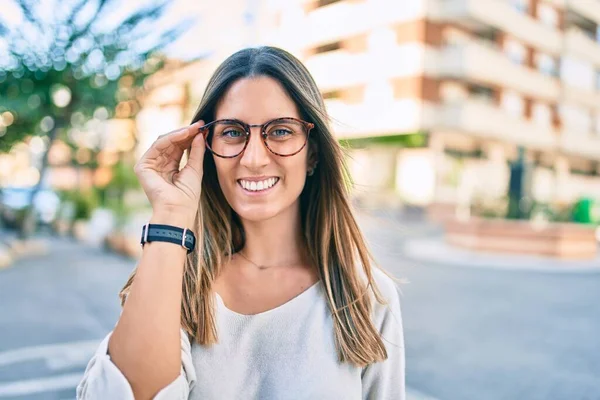 Joven Mujer Caucásica Sonriendo Feliz Caminando Ciudad —  Fotos de Stock