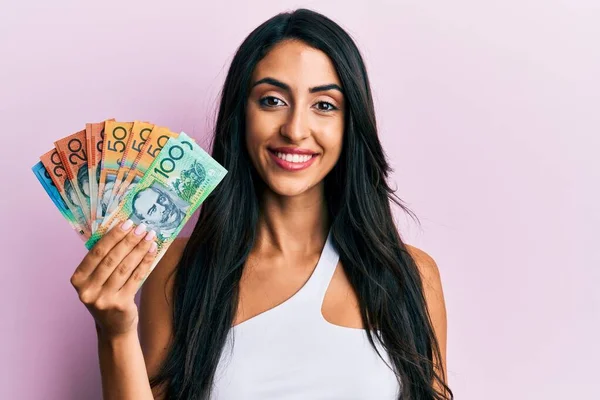 Piękna Latynoska Kobieta Trzymająca Australijskie Dolary Wyglądająca Pozytywnie Szczęśliwie Stojąco — Zdjęcie stockowe