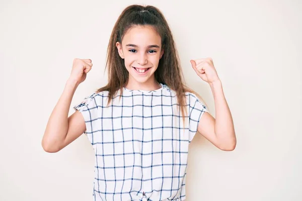 Menina Criança Hispânica Bonito Vestindo Roupas Casuais Gritando Orgulhoso Celebrando — Fotografia de Stock