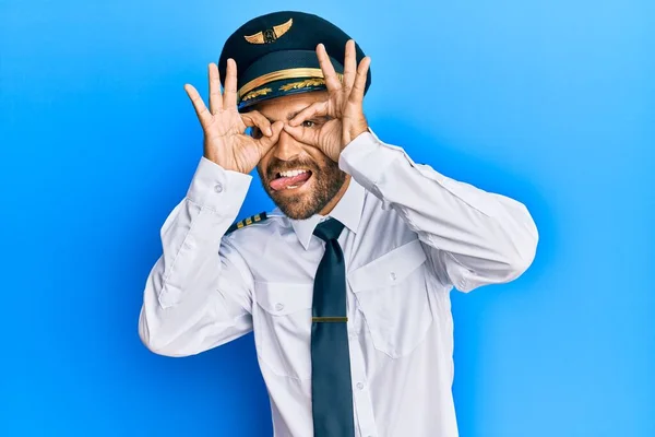 Hombre Guapo Con Barba Llevando Uniforme Piloto Avión Haciendo Buen — Foto de Stock