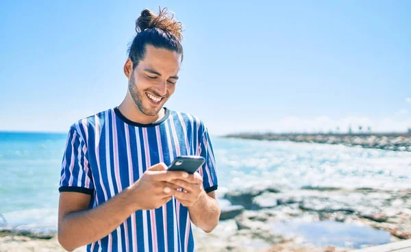 Joven Hombre Hispano Sonriendo Feliz Usando Smartphone Playa —  Fotos de Stock