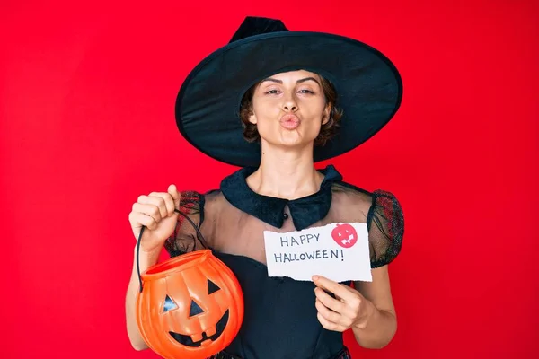 Cadı Kostümü Giyen Genç Spanyol Kadın Elinde Balkabağı Kameraya Bakıp — Stok fotoğraf