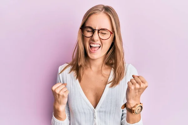 Hermosa Mujer Rubia Vistiendo Ropa Casual Gafas Celebrando Sorprendida Sorprendida — Foto de Stock