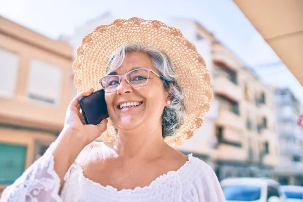 Mujer Mediana Edad Con Pelo Gris Sonriendo Feliz Aire Libre —  Fotos de Stock