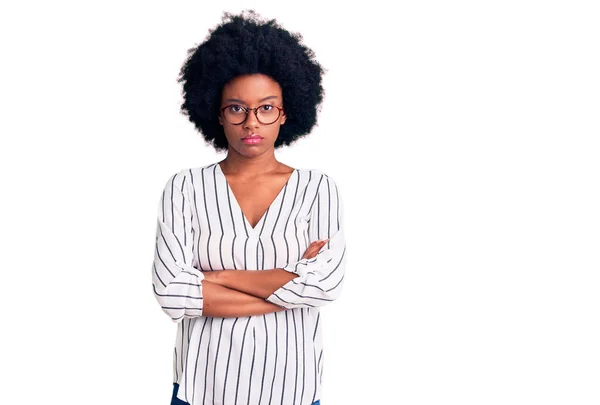 Młoda Afroamerykanka Luźnych Ubraniach Okularach Sceptyczna Nerwowa Dezawująca Wyraz Twarzy — Zdjęcie stockowe