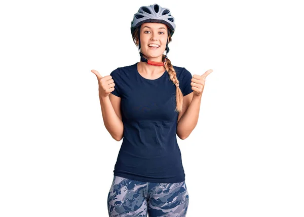 Mooie Blanke Vrouw Dragen Fiets Helm Succes Teken Doen Positieve — Stockfoto