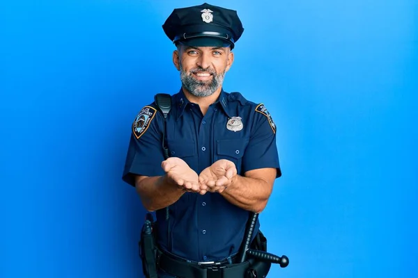 Hombre Guapo Mediana Edad Vistiendo Uniforme Policía Sonriendo Con Las —  Fotos de Stock