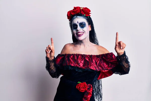 Mujer Joven Vistiendo Día Mexicano Del Maquillaje Muerto Sonriendo Confiada — Foto de Stock