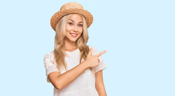 Giovane Ragazza Bionda Con Cappello Estivo Allegro Con Sorriso Viso — Foto Stock