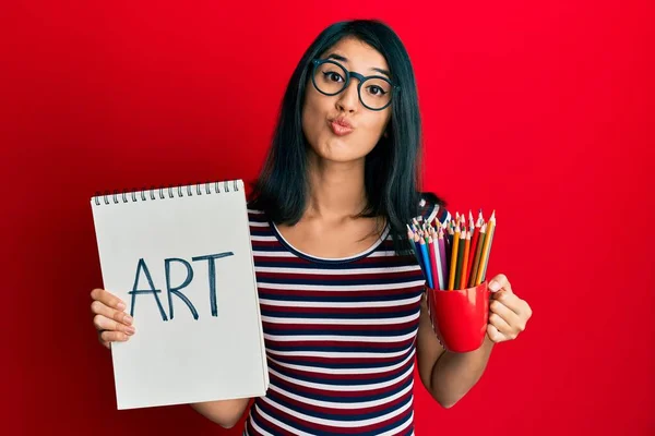 Hermosa Mujer Joven Asiática Sosteniendo Cuaderno Arte Lápices Colores Mirando —  Fotos de Stock